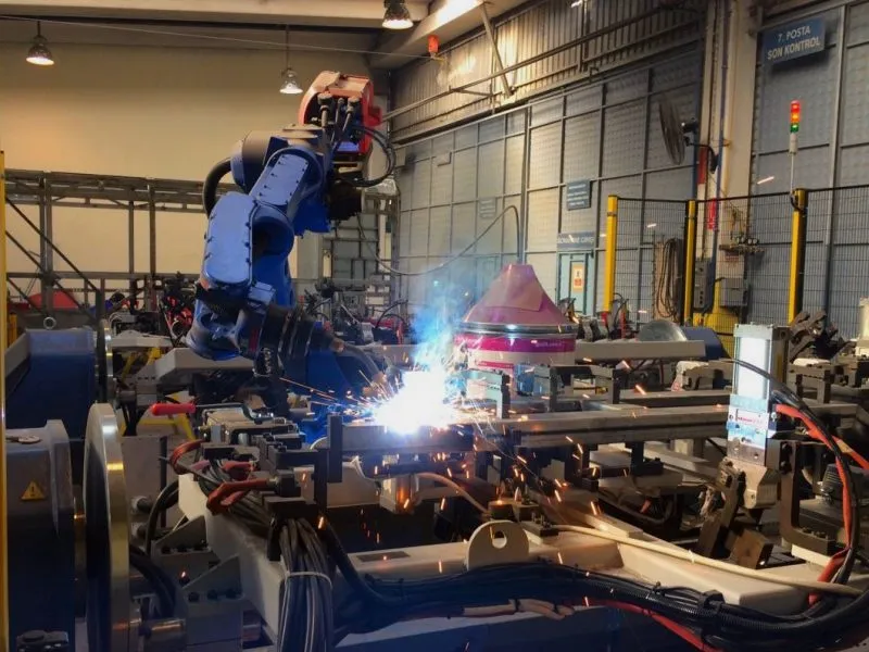 Robot hàn cũ vẫn đang tạo ra mối hàn sáng đều và ổn định