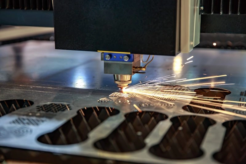 Máy laser cắt laser lên inox bóng gương với độ sắc nét cao.