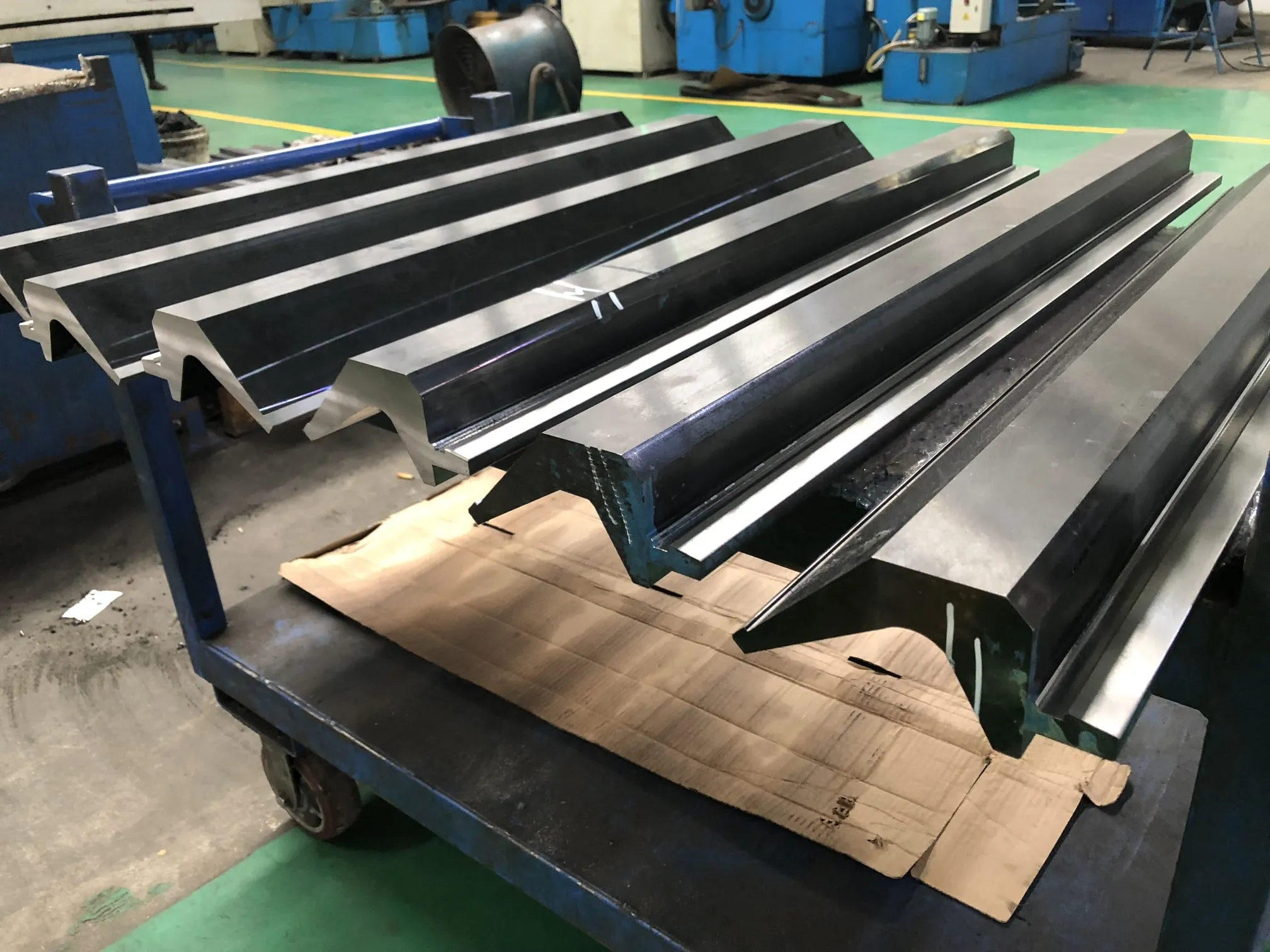 Để chọn máy chấn CNC phù hợp, hãy dựa vào các yếu tố chính như loại vật liệu, độ dày, chiều dài làm việc, lực chấn cần thiết, và ngân sách Để chọn máy chấn CNC phù hợp, hãy dựa vào các yếu tố chính như loại vật liệu, độ dày, chiều dài làm việc, lực chấn cần thiết, và ngân sách