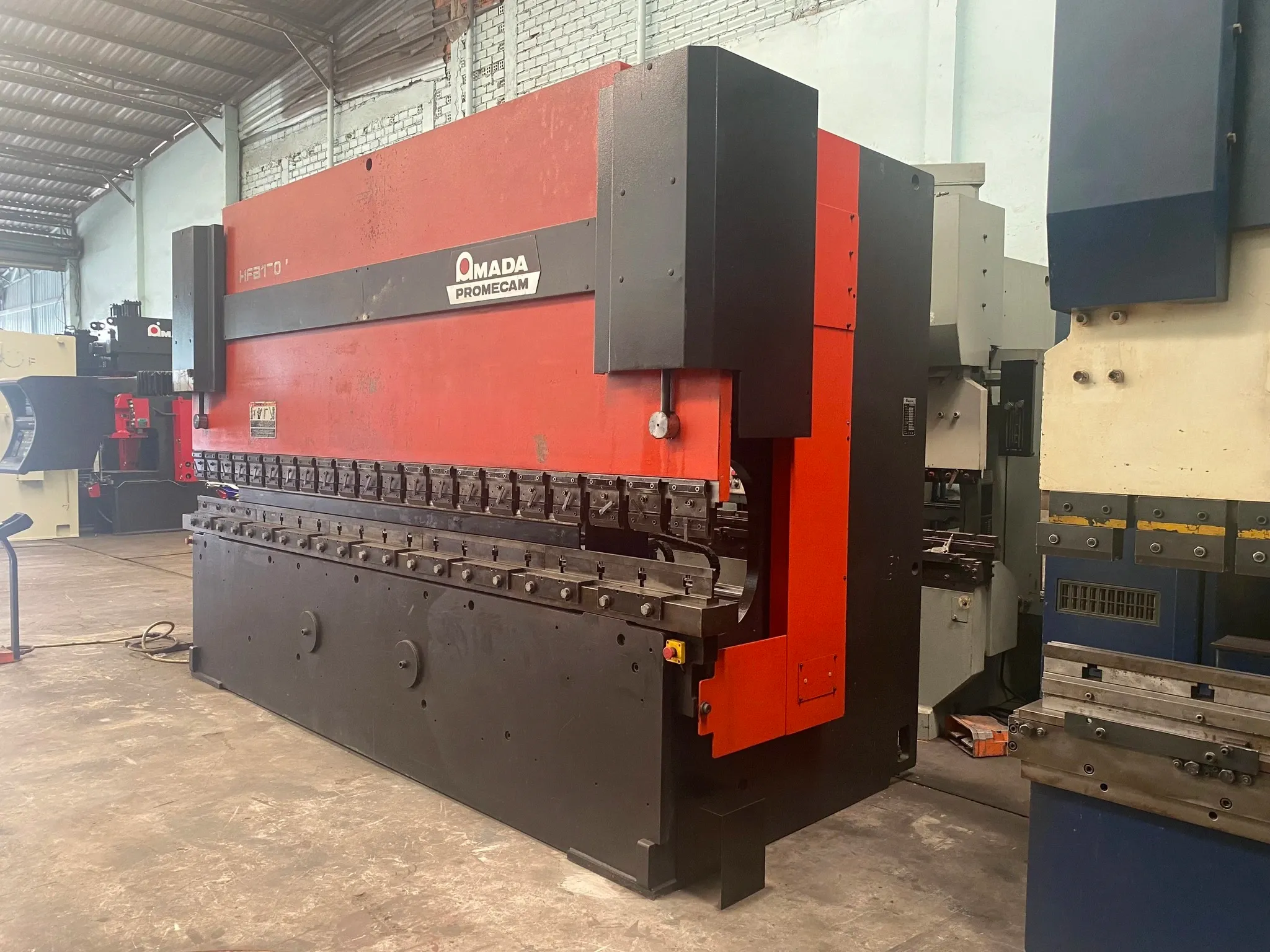 Các yếu tố chính ảnh hưởng đến giá máy chấn cũ là: tình trạng máy, thương hiệu và xuất xứ, thông số kỹ thuật