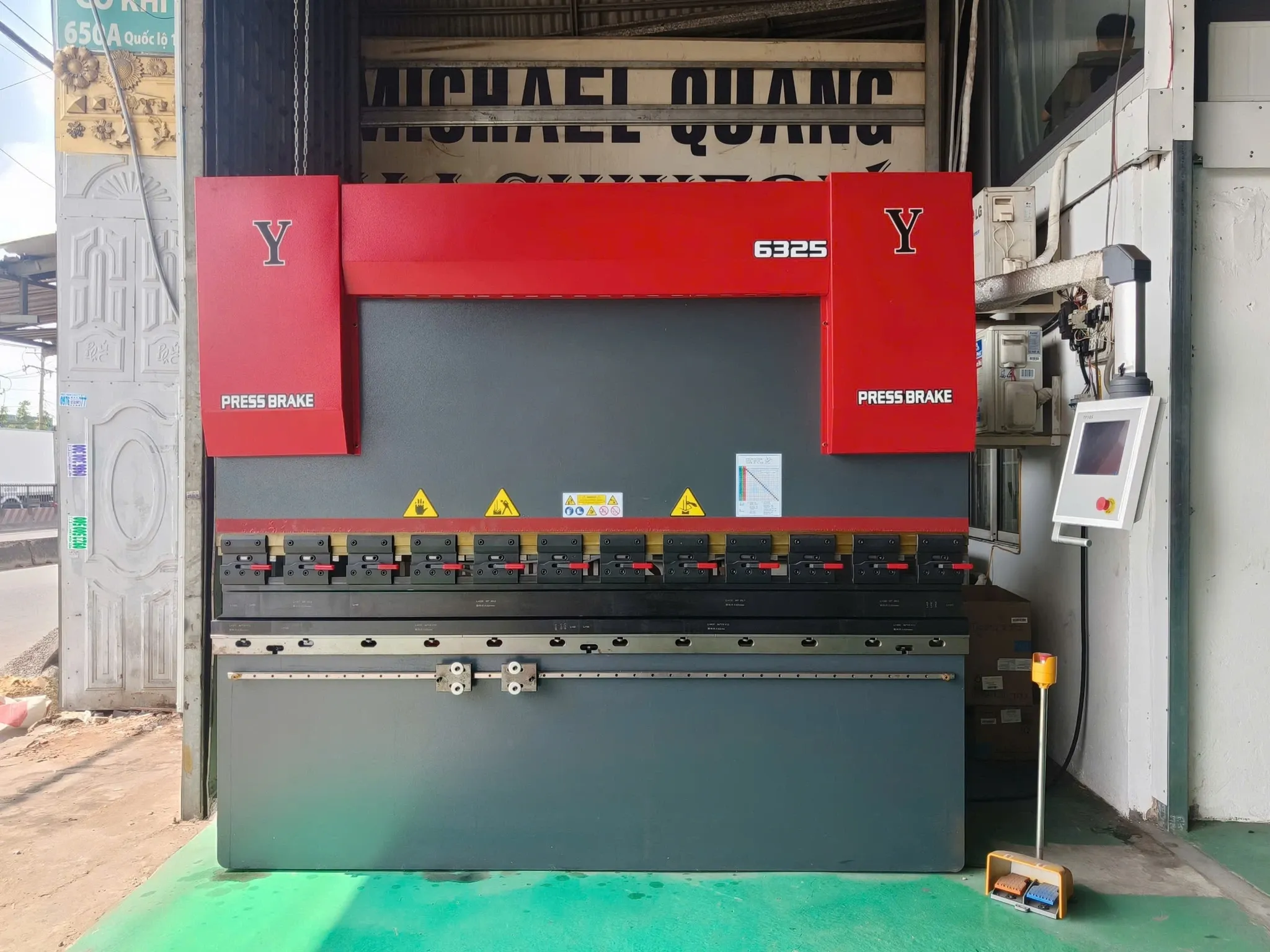 Máy chấn cũ là máy chấn kim loại đã qua sử dụng, thường được bán lại từ các nhà máy, xưởng cơ khí hoặc công ty sản xuất