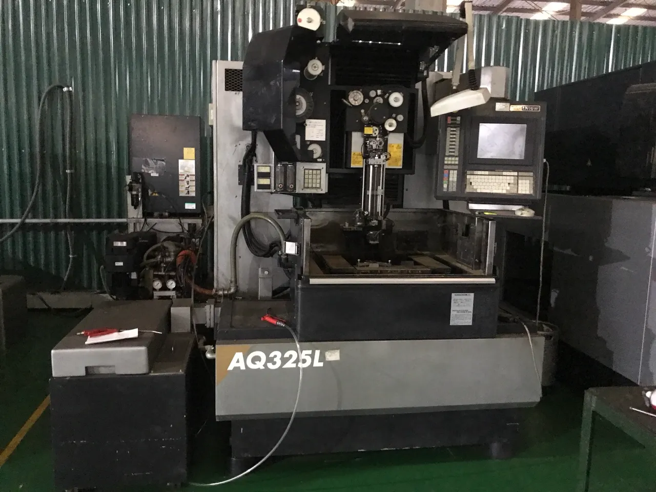 Để lựa chọn máy cắt dây CNC phù hợp, cần cân nhắc các tiêu chí chính như: nhu cầu gia công (loại vật liệu, độ dày), yêu cầu về độ chính xác và tốc độ, ngân sách đầu tư, không gian lắp đặt,...