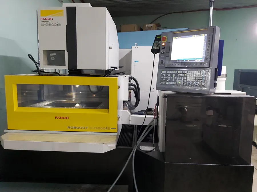 Máy cắt dây CNC được ứng dụng rộng rãi trong nhiều ngành công nghiệp, bao gồm chế tạo khuôn mẫu, sản xuất ô tô,..