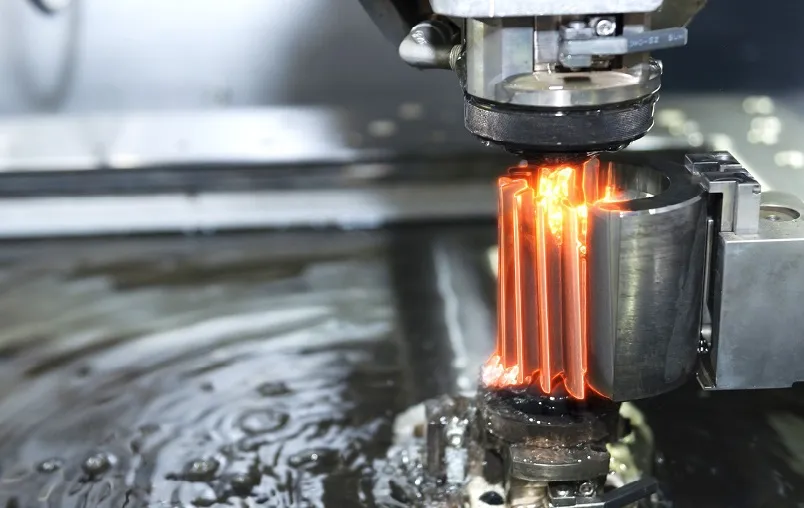 Máy cắt dây CNC sử dụng một sợi dây kim loại mỏng có điện tích để cắt các vật liệu cứng như kim loại với độ chính xác rất cao