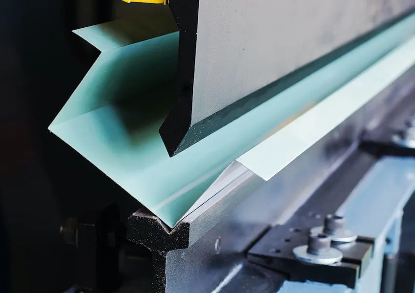 Các yếu tố chính ảnh hưởng đến chất lượng chấn CNC bao gồm thiết lập và cấu hình máy, chất lượng dụng cụ chấn và đặc tính của vật liệu