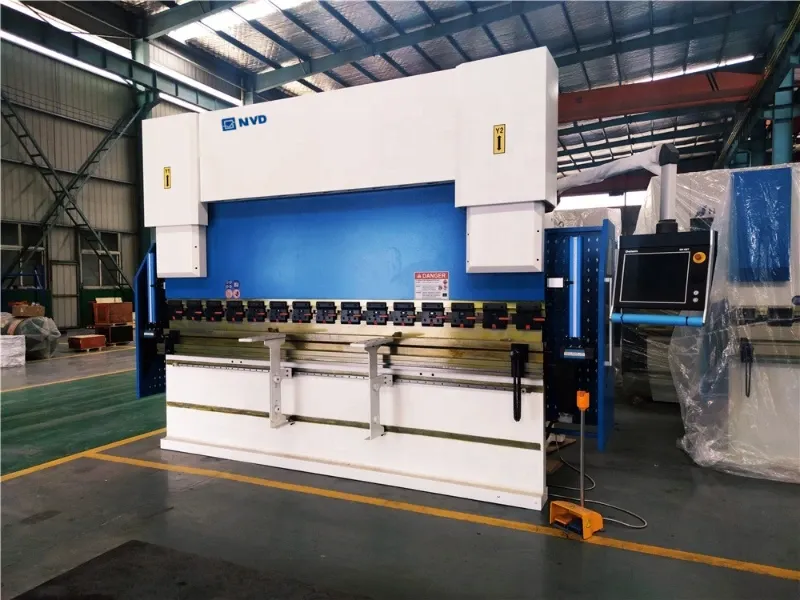 Máy chấn CNC (Computer Numerical Control Press Brake) là một thiết bị gia công kim loại tấm tự động