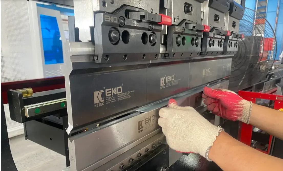 Máy chân tôn mini gia công inox