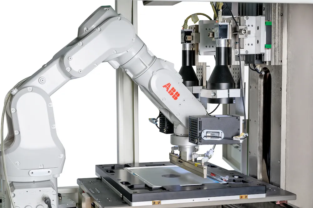 Robot ABB vận hành chính xác trên dây chuyền.