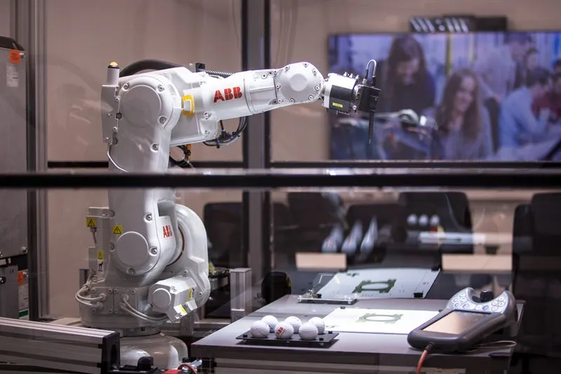 Robot ABB thực hiện thao tác lặp lại tốc độ cao.