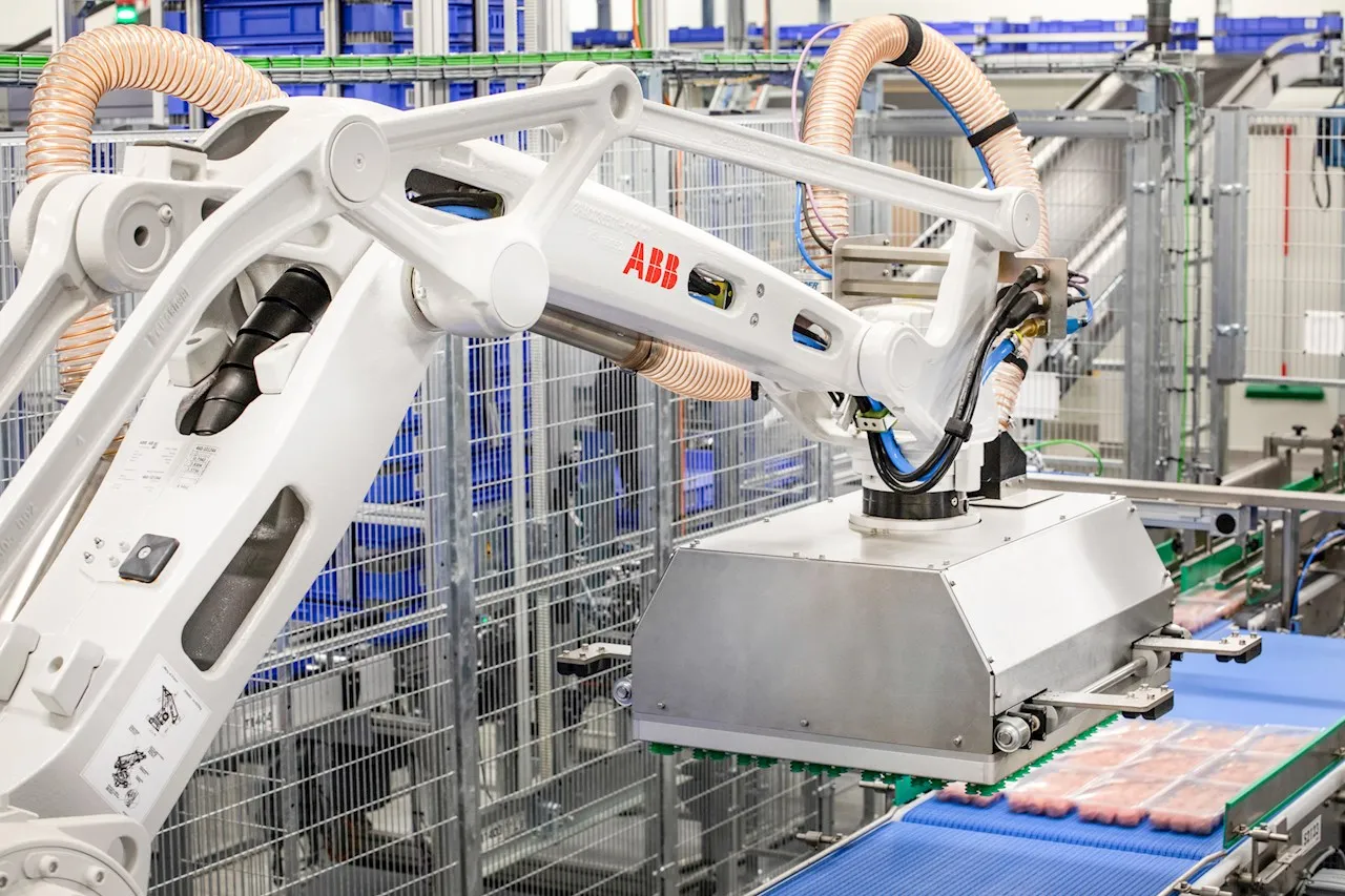 Robot ABB giữ chắc chi tiết trong quá trình gia công.