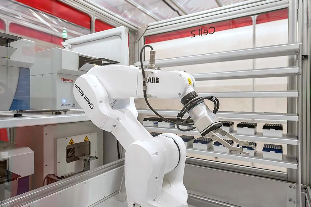 Robot ABB điều khiển tự động với độ chính xác cao.
