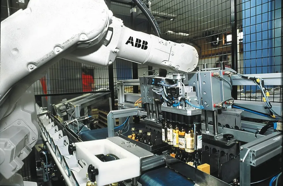 Robot ABB đang vận hành trong môi trường công nghiệp.