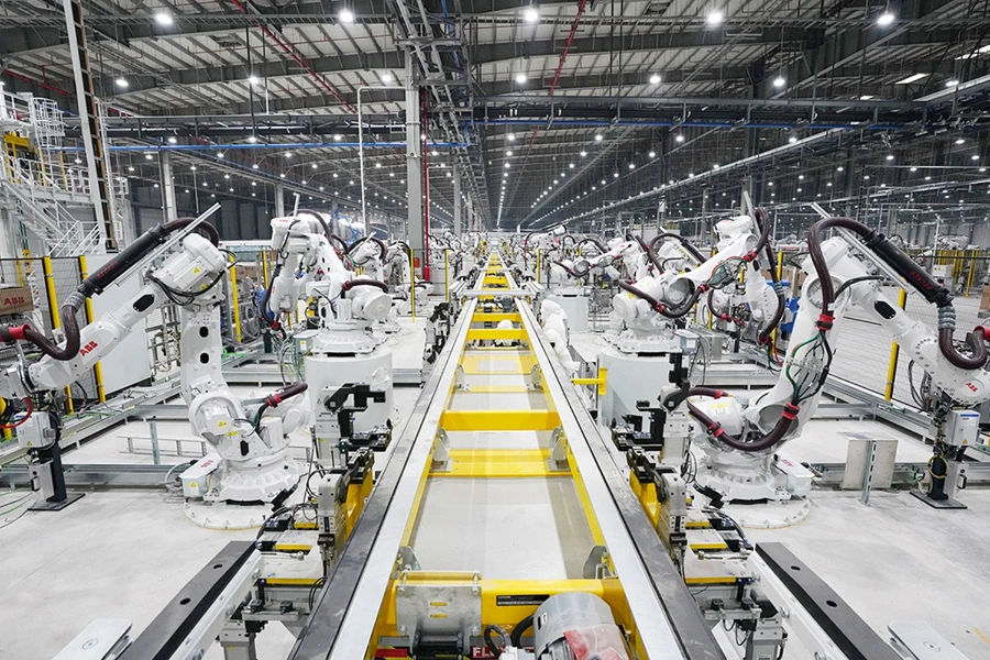 Robot ABB phối hợp cùng băng tải tự động.