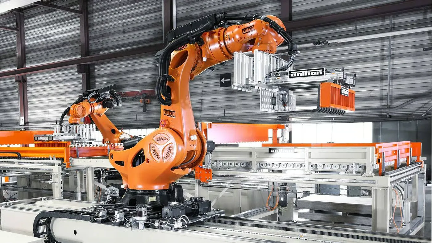Robot KUKA vận hành trong nhà máy ô tô hiện đại.