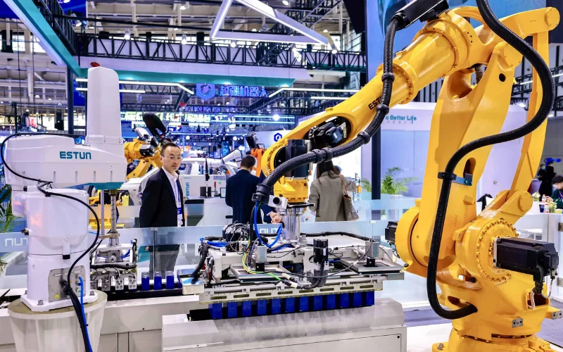 Robot Estun trong nhà máy điện tử, sạch và chính xác. Robot Estun trong nhà máy điện tử, sạch và chính xác.