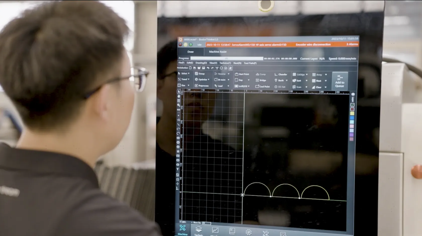 Giao diện phần mềm cắt laser hiển thị đầy đủ thông số tốc độ, công suất và áp suất khí cắt