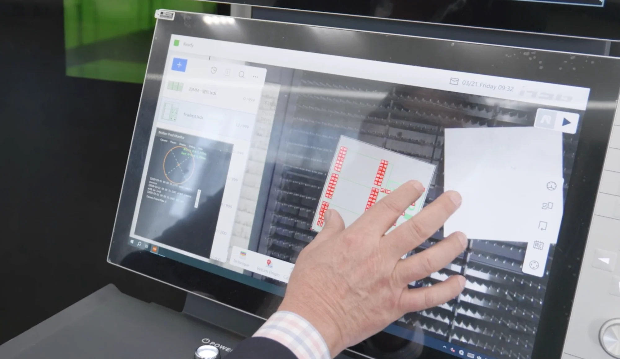 Màn hình điều khiển cho phép người vận hành theo dõi quỹ đạo cắt theo thời gian thực