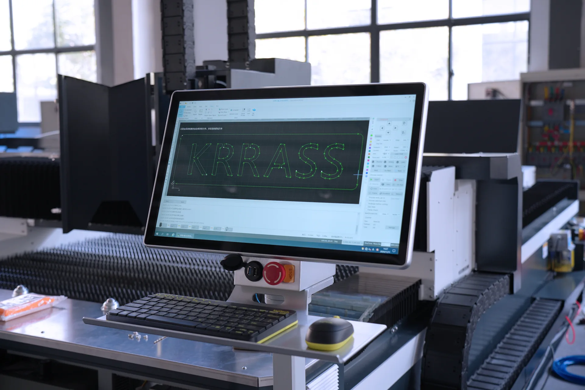 Mô hình bản vẽ được hiển thị rõ ràng trên giao diện với đường cắt sáng nổi bật