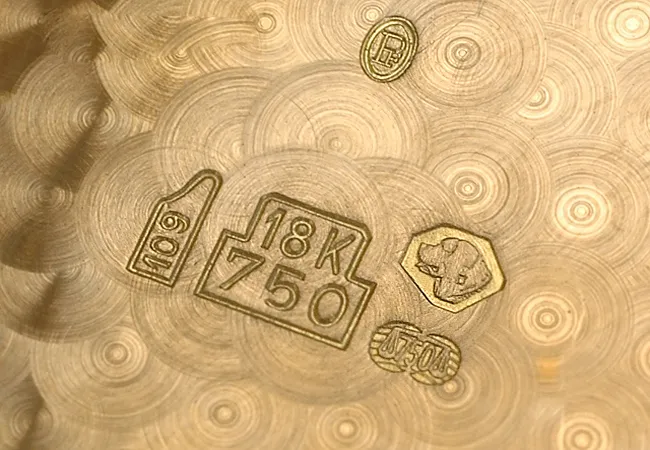 Khắc CNC trên kim loại: Mã số, QR và ký hiệu kỹ thuật Khắc CNC trên kim loại: Mã số, QR và ký hiệu kỹ thuật