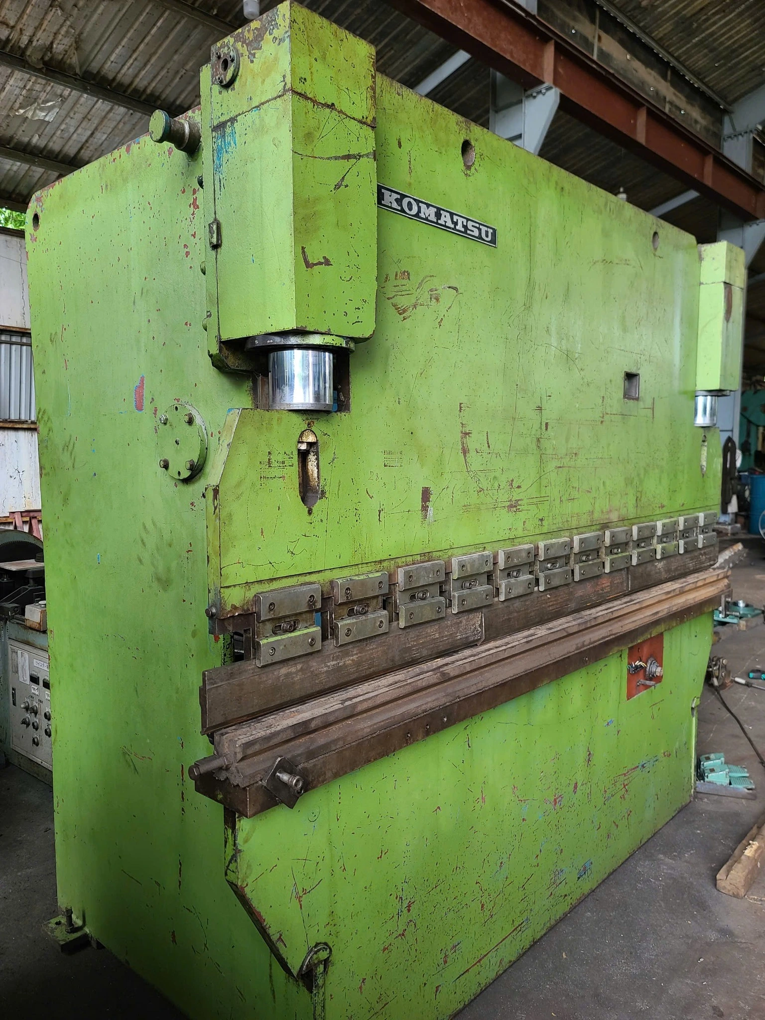 Máy chấn tôn thuỷ lực cũ có phải là một món hời khi đầu tư?