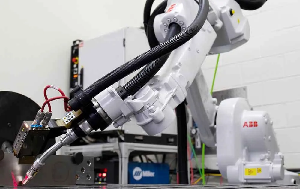 Robot ABB hàn đường nối thẳng, mịn.