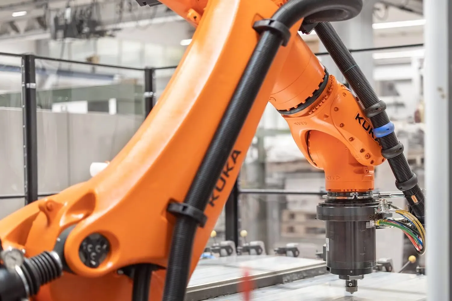 Robot KUKA làm việc trong xưởng điện tử sạch và chính xác.