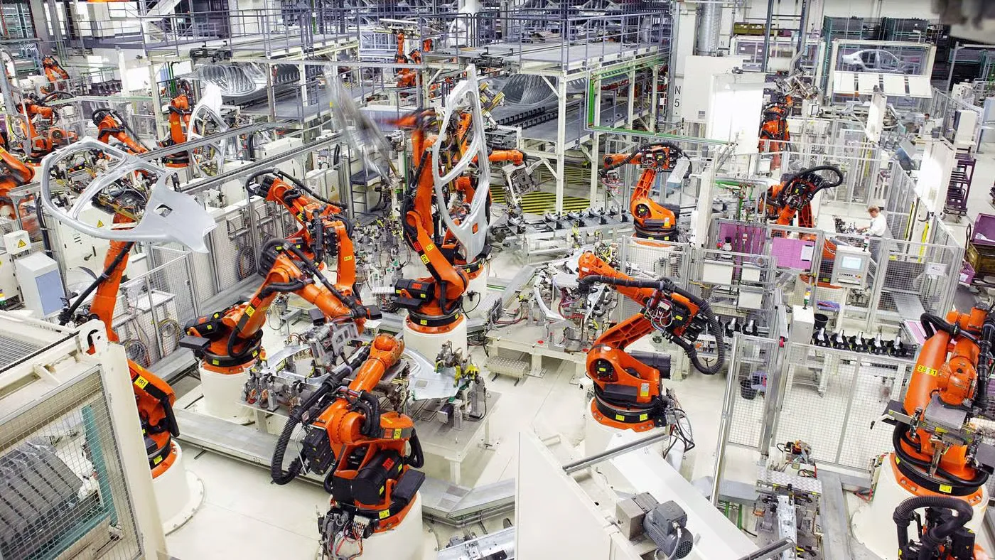 Robot KUKA gia công kim loại chính xác tuyệt đối.