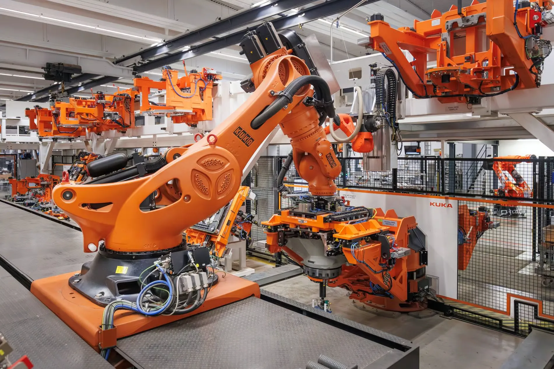 Robot KUKA điều khiển bằng phần mềm thông minh.