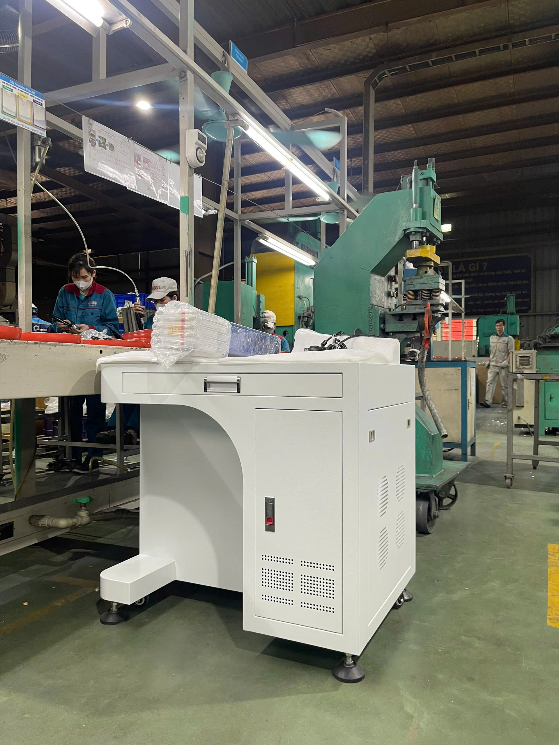 Máy khắc laser dễ tích hợp vào dây chuyền tự động hóa