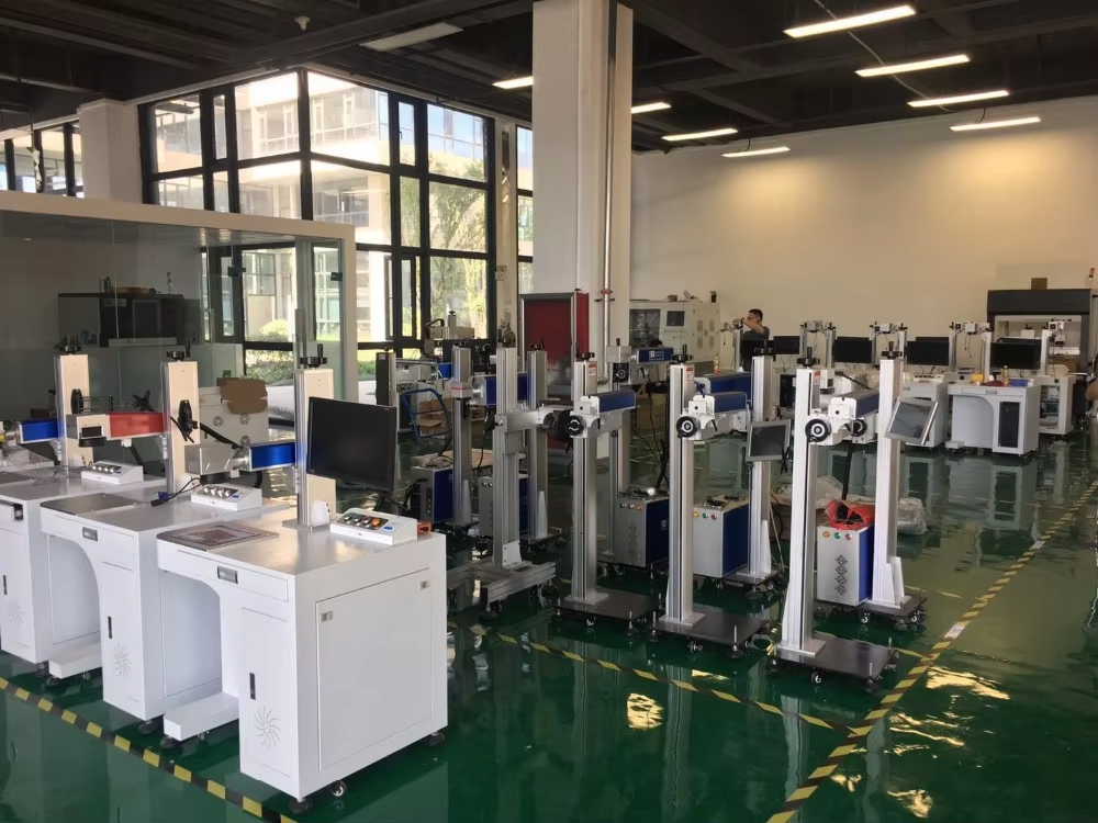 Khắc Kim Loại Không Giới Hạn – Máy Khắc Laser Fiber Cho Xưởng Hiện Đại