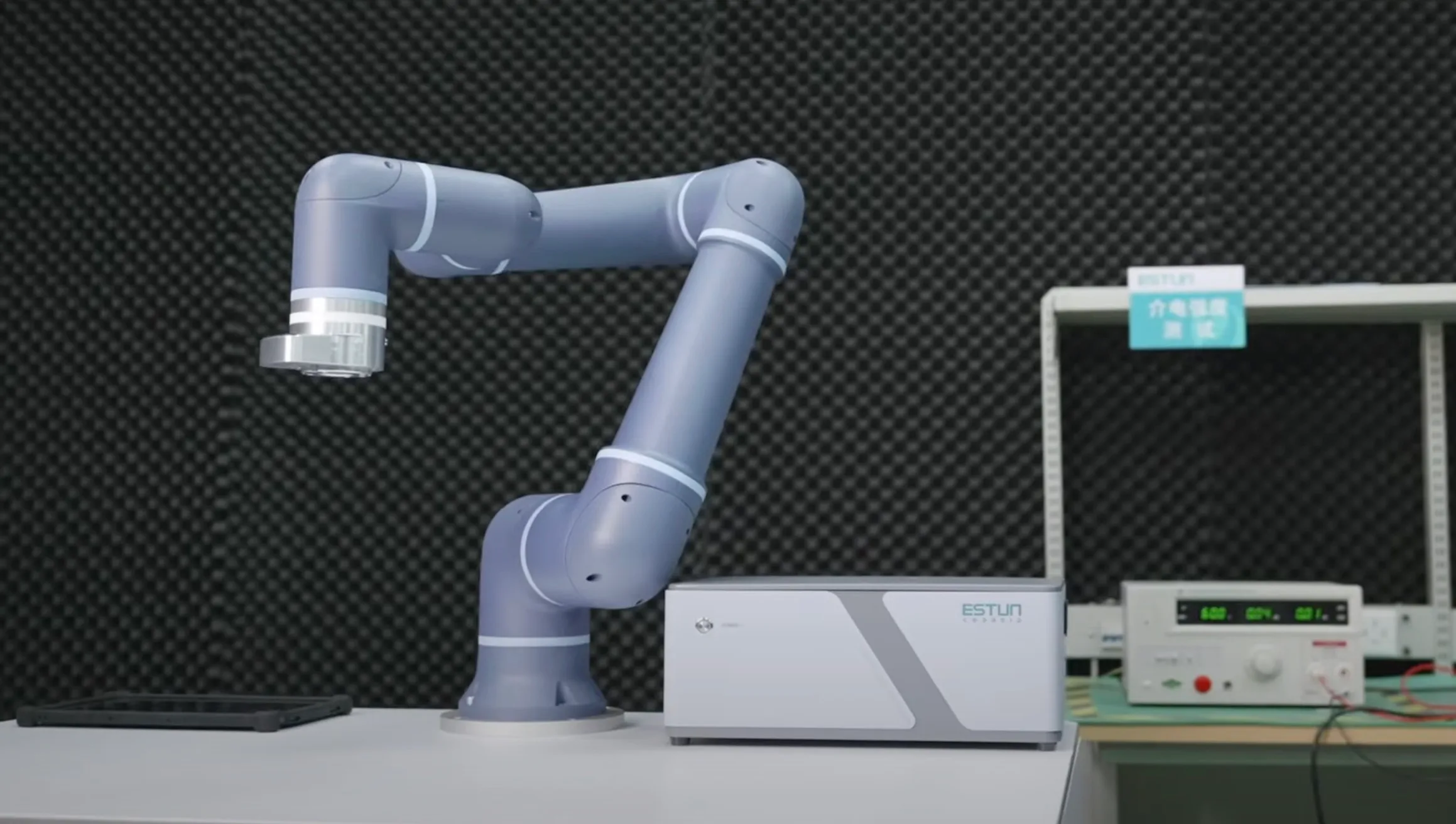 Cobot Estun tích hợp cảm biến an toàn, cho phép làm việc trực tiếp Cobot Estun tích hợp cảm biến an toàn, cho phép làm việc trực tiếp