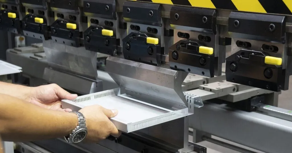 Máy chấn góc được sử dụng rộng rãi trong ngành tủ điện Máy chấn góc được sử dụng rộng rãi trong ngành tủ điện