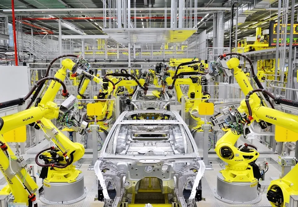 Robot được lập trình để gắp linh kiện và đưa vào dây chuyền sản xuất Robot được lập trình để gắp linh kiện và đưa vào dây chuyền sản xuất