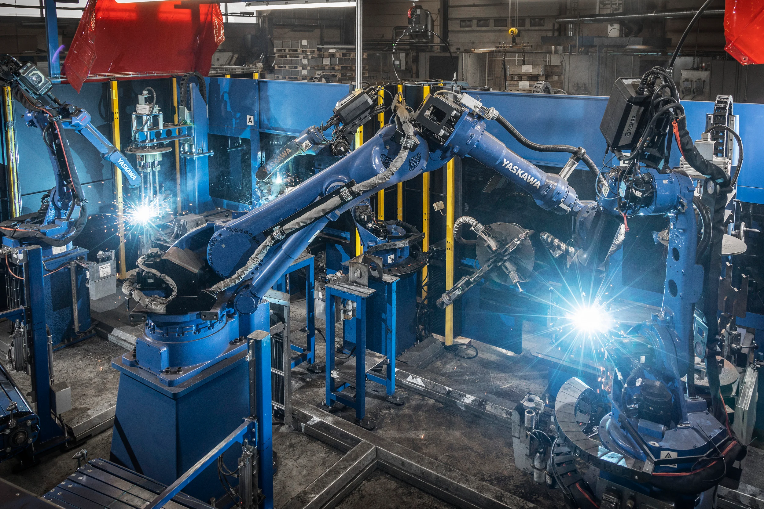 Cánh tay robot hàn thanh lý có vài vết xước nhẹ nhưng khớp vẫn chắc chắn