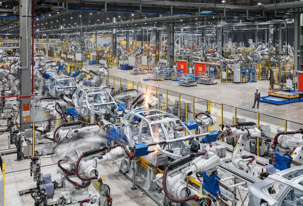 Robot lắp ráp ô tô nâng cả cụm khung nhẹ nhàng như không có trọng lượng. Robot lắp ráp ô tô nâng cả cụm khung nhẹ nhàng như không có trọng lượng.