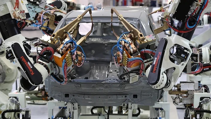 Cánh tay robot lắp ráp ô tô vươn dài, thao tác nhanh và mượt mà. Cánh tay robot lắp ráp ô tô vươn dài, thao tác nhanh và mượt mà.