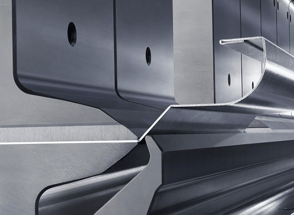 Máy chấn tôn thủy lực 160 tấn xử lý đa dạng vật liệu: thép dày 8 mm, inox 5–6 mm với mép gấp sắc nét, không cong vênh