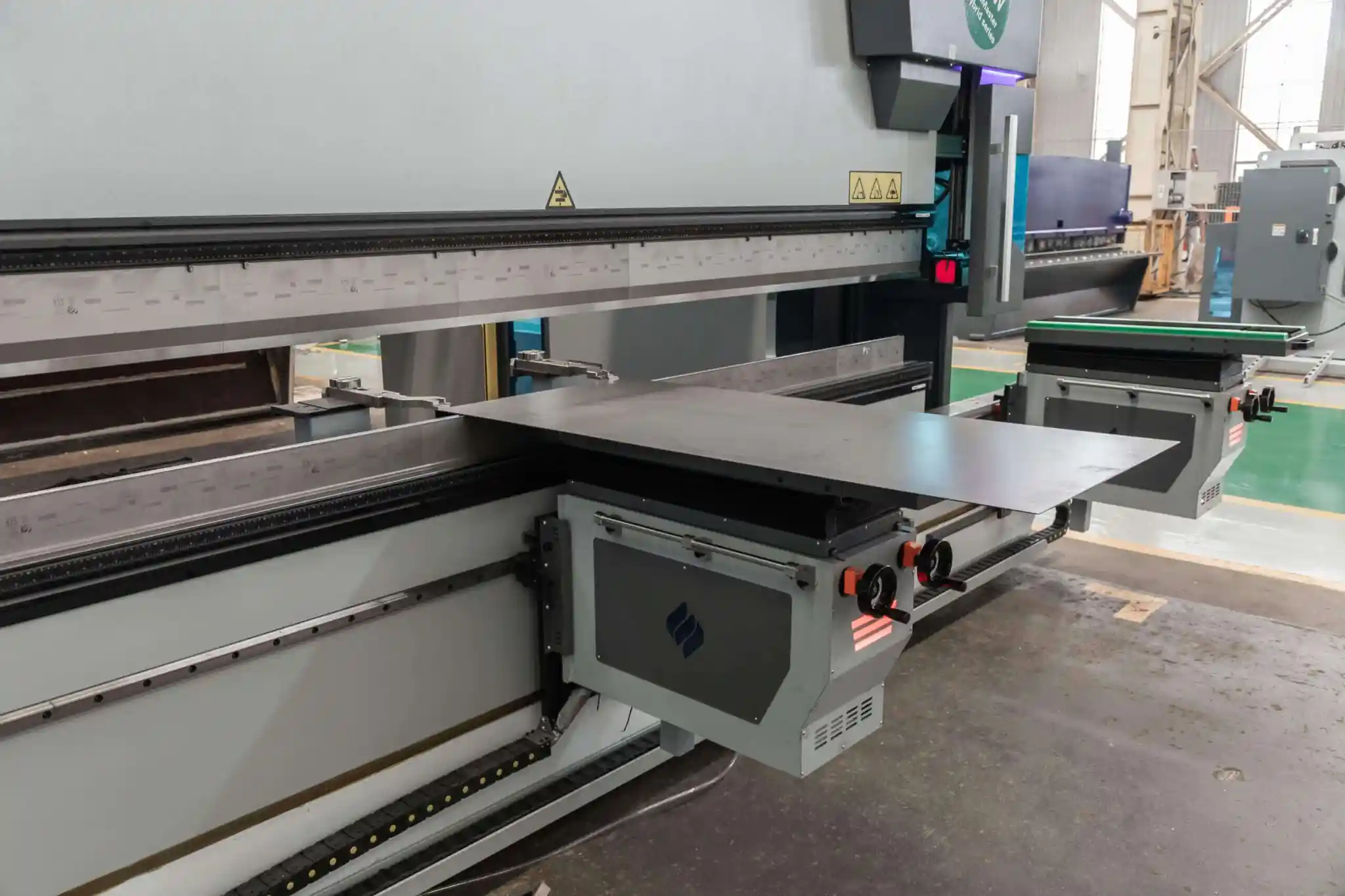 Option hỗ trợ chấn trên máy chấn thép an toàn và hiệu quả Option hỗ trợ chấn trên máy chấn thép an toàn và hiệu quả