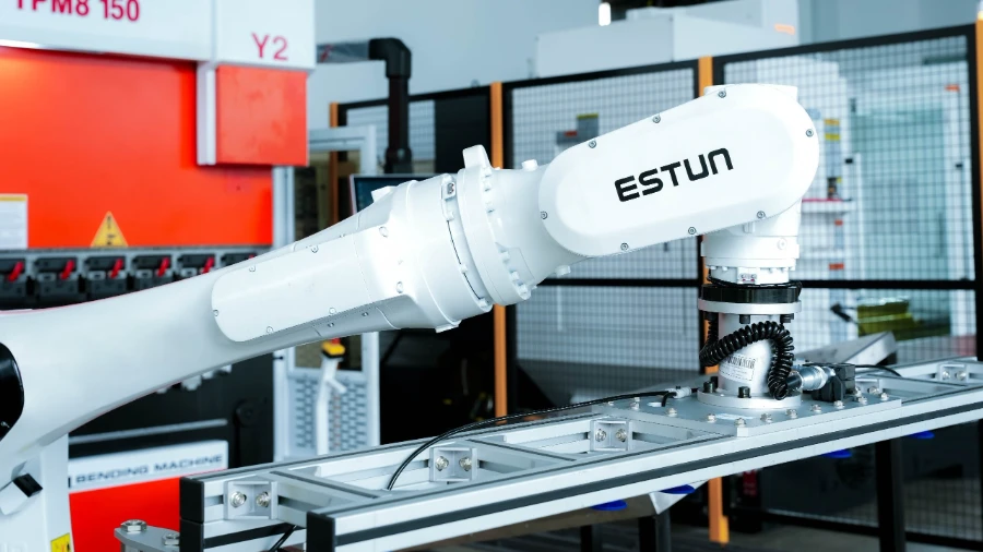 Robot Gắp Estun thực hiện gắp và đặt sản phẩm chính xác theo vị trí định sẵn trong dây chuyền tự động hóa Robot Gắp Estun thực hiện gắp và đặt sản phẩm chính xác theo vị trí định sẵn trong dây chuyền tự động hóa