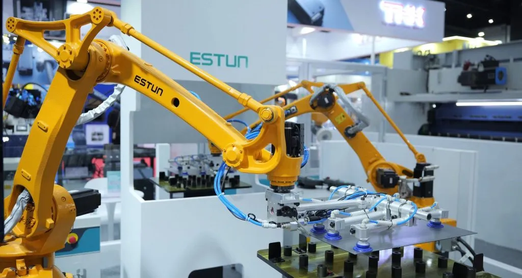 Robot Gắp Estun làm việc ổn định trong môi trường xưởng công nghiệp hiện đại Robot Gắp Estun làm việc ổn định trong môi trường xưởng công nghiệp hiện đại