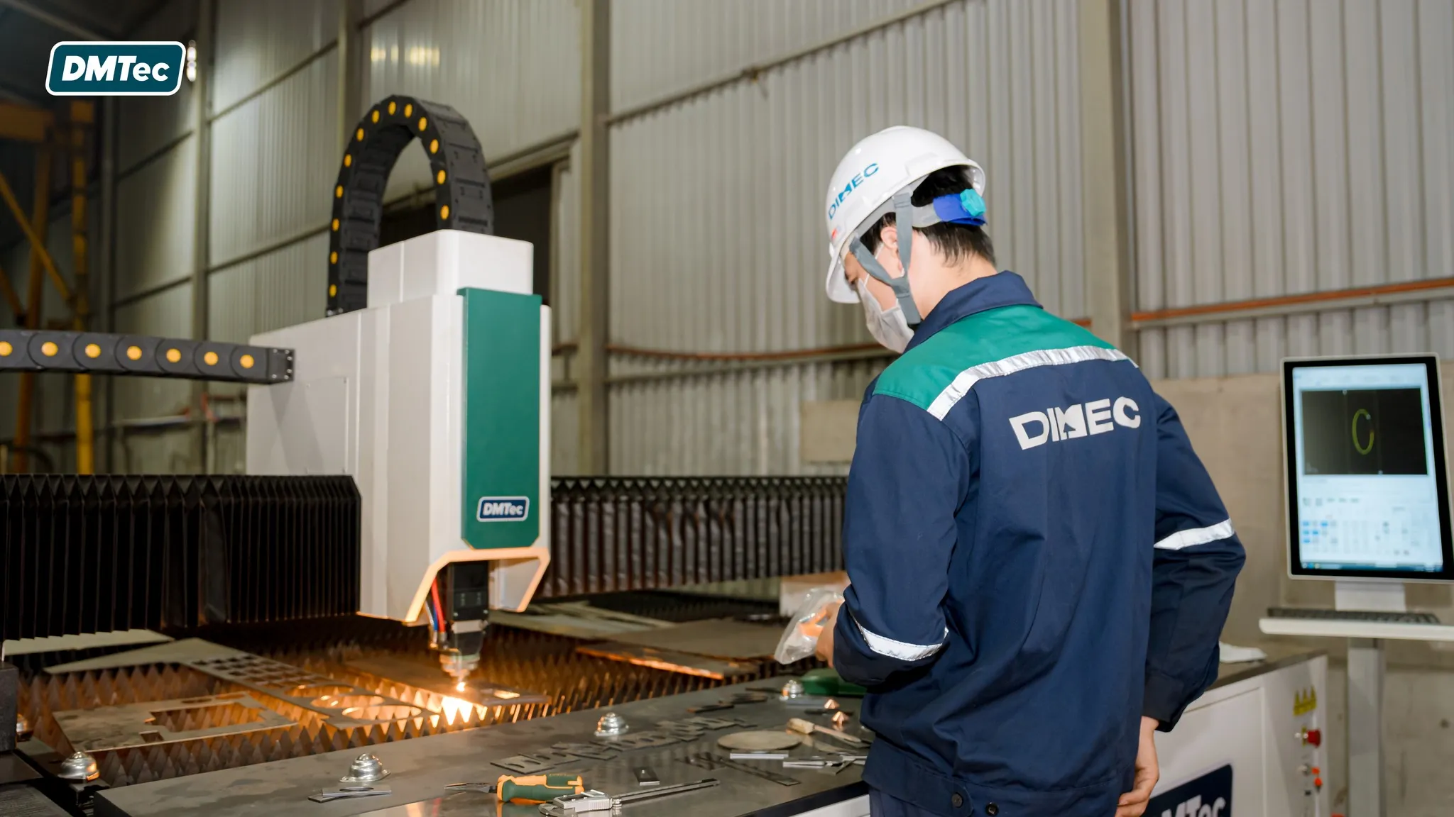 Hình ảnh đầu cắt laser của máy cắt laser fiber thao tác trực tiếp tại xưởng khách hàng