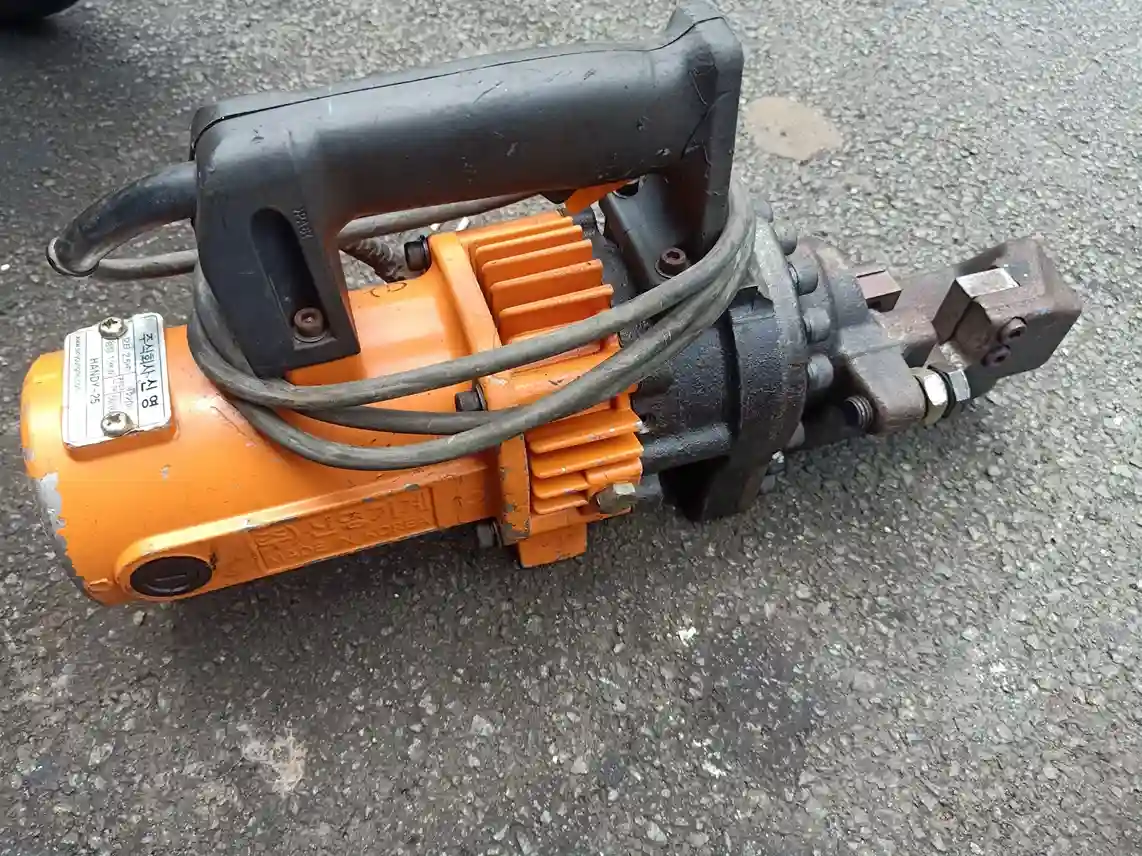 Giá của máy cắt sắt thủy lực Diamond DC 25X phụ thuộc nhiều yếu tố