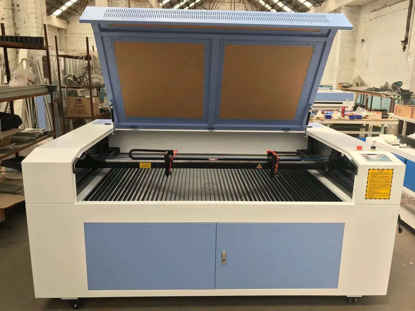 Máy cắt khắc laser CO2 6040 dùng để cắt và khắc vật liệu phi kim