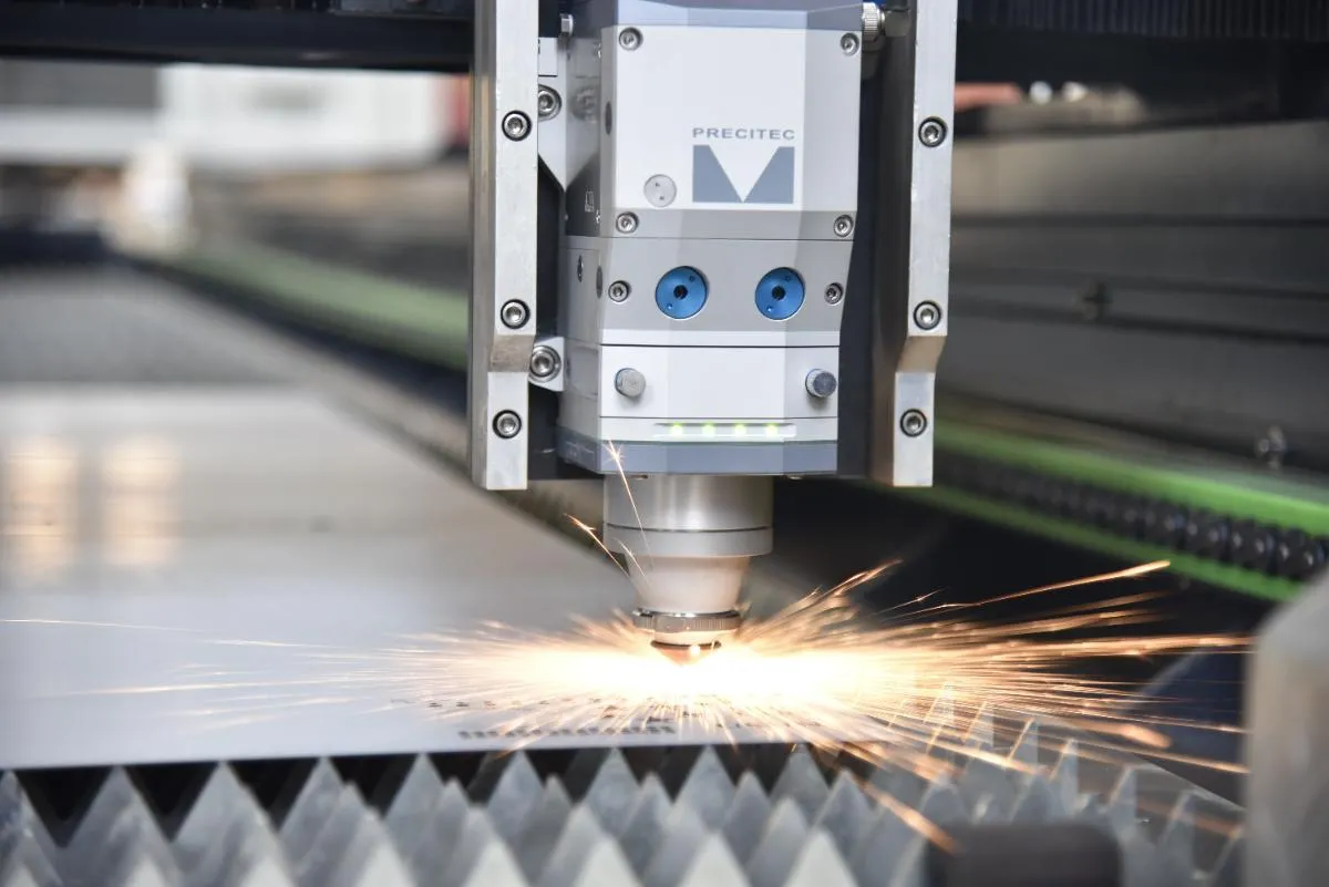 Đầu cắt laser fiber cắt kim loại dày – đường cắt sắc nét, hiệu suất cao, tối ưu cho sản xuất công nghiệp