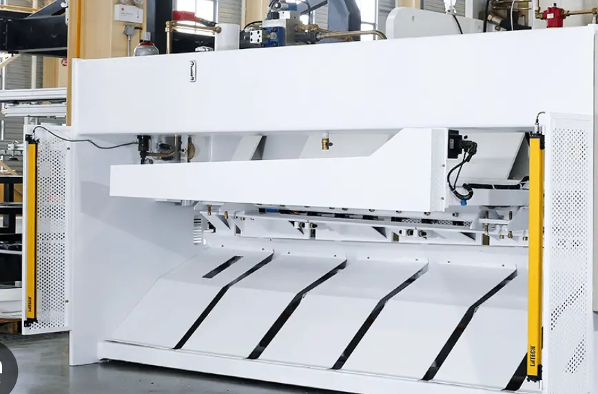 Máy cắt tôn tấm thủy lực ứng dụng 