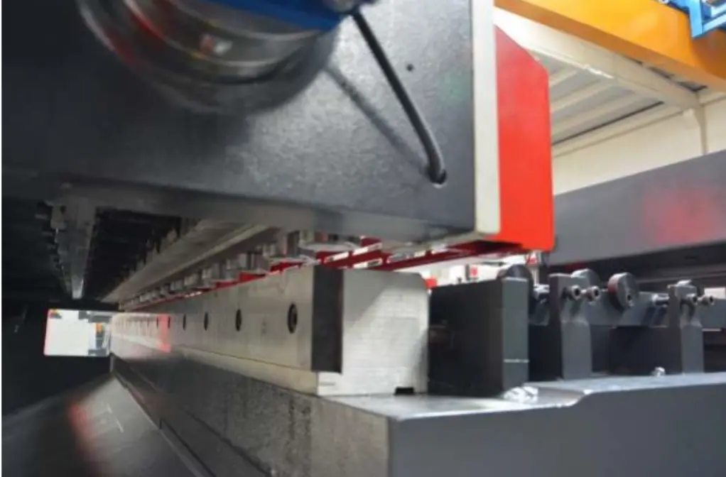 Máy cắt tôn thủy lực cũ giá tốt