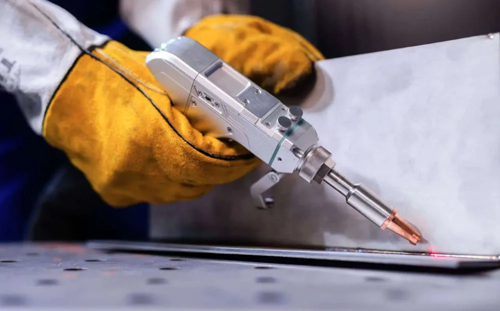 Checklist chọn công suất máy cắt laser cầm tay theo vật liệu, mối cắt và môi trường