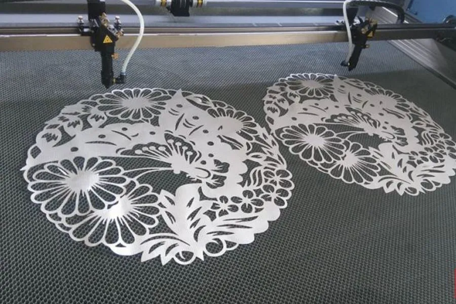 Thực trạng xưởng may trước tự động hóa – lý do nên cân nhắc máy cắt laser cắt vải