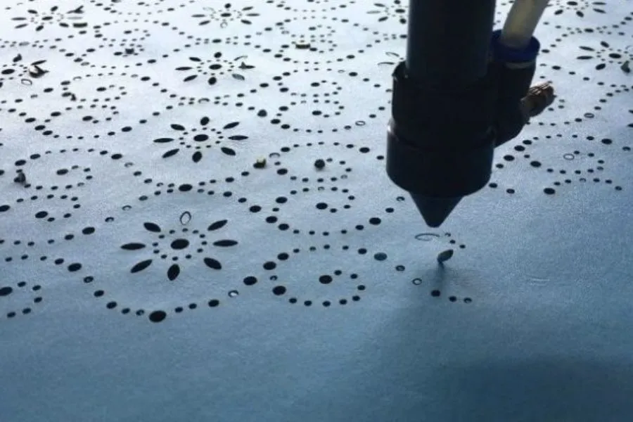 Cấu tạo máy cắt laser cắt vải – Nguồn CO₂, gương dẫn tia và cụm hội tụ