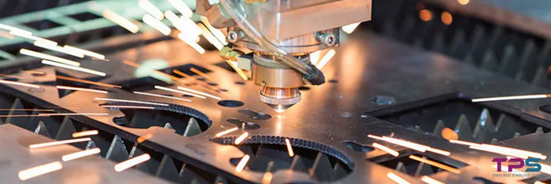 Demo cắt thực tế máy cắt laser quảng cáo trước khi bàn giao